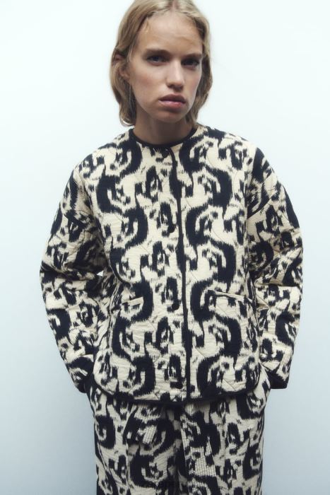 Zara mujer chaqueta acolchada con estampado animal BDP8J107 ropa crudo/negro